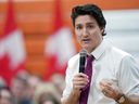 Le premier ministre Justin Trudeau prend la parole lors d'une assemblée publique au Campus de Dieppe lors de sa visite à Dieppe, près de Moncton, au Nouveau-Brunswick