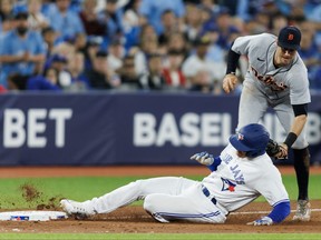 Ryan Kreidler des Tigers de Detroit élimine Matt Chapman des Blue Jays de Toronto au troisième but alors qu'il tente de prendre la troisième place sur un single de Daulton Varsho des Blue Jays de Toronto lors de la sixième manche de leur match de la MLB au Rogers Centre le 12 avril 2023 à Toronto, Canada.