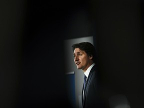 Le premier ministre Justin Trudeau prend part à une annonce et à une conférence de presse chez Ericsson à Ottawa, le lundi 17 avril 2023. Trudeau appelle à la prudence face aux appels croissants pour que le Canada adopte un registre pour suivre les efforts d'influence étrangère.