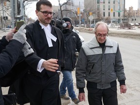 Le prêtre à la retraite Arthur Masse, 93 ans, quitte le palais de justice de Winnipeg, le jeudi 30 mars 2023, après qu'un juge l'a acquitté d'attentat à la pudeur.