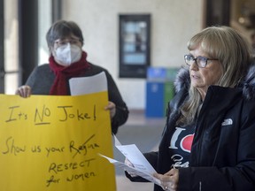Karlene Gibson récite un poème alors que Bernadette Wagner tient une pancarte de protestation lors d'une conférence de presse concernant une campagne de marketing controversée Experience Regina, à l'hôtel de ville de Regina le mercredi 5 avril 2023.