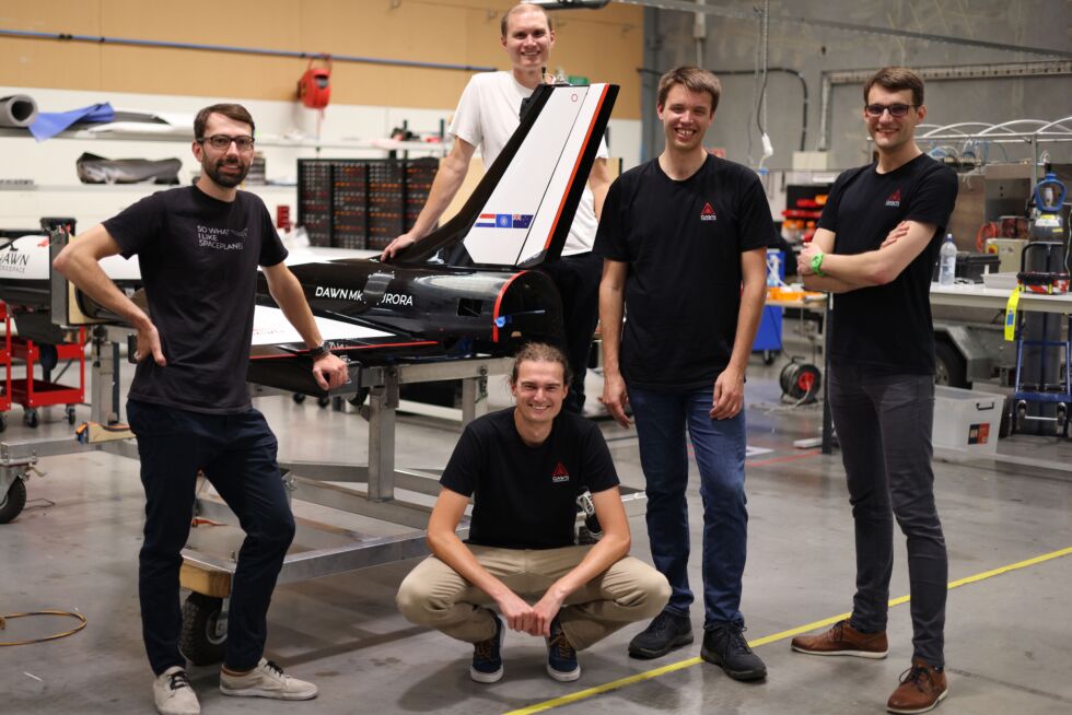 Les fondateurs de Dawn Aerospace avec le Mk-II Aurora.  Stefan Powell est au centre de la photo, accroupi.