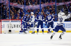 Andrei Vasilevskiy du Lightning de Tampa Bay accorde un but à Auston Matthews des Maple Leafs de Toronto lors de la deuxième période du match 6 à l'Amalie Arena le 29 avril 2023 à Tampa, en Floride.  (Mike Ehrmann/Getty Images)