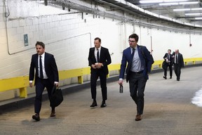 Le directeur général Kyle Dubas des Maple Leafs de Toronto (à droite) arrive pour un match contre les Rangers de New York au Madison Square Garden le 13 avril 2023 à New York.  BRUCE BENNETT/GETTY IMAGES