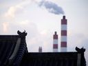 Les cheminées d'une centrale électrique au charbon sont vues derrière une porte à Shanghai en 2021.