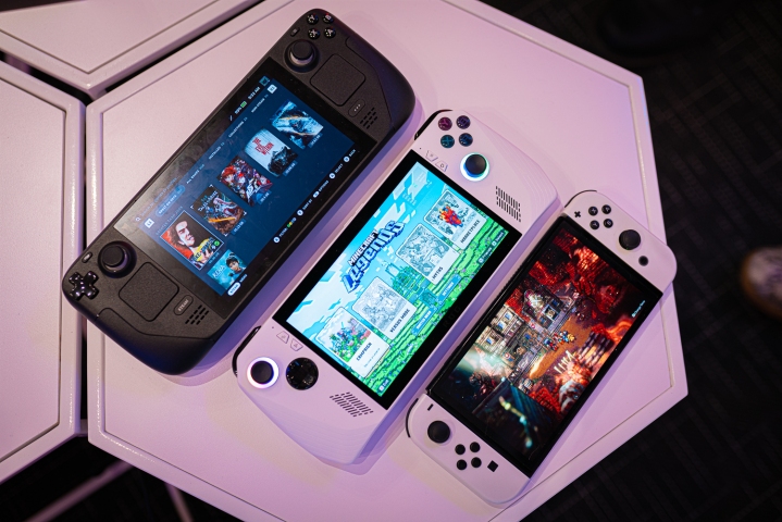 Un Steam Deck, Asus ROG Ally et Nintendo Switch OLED sont assis sur une table.