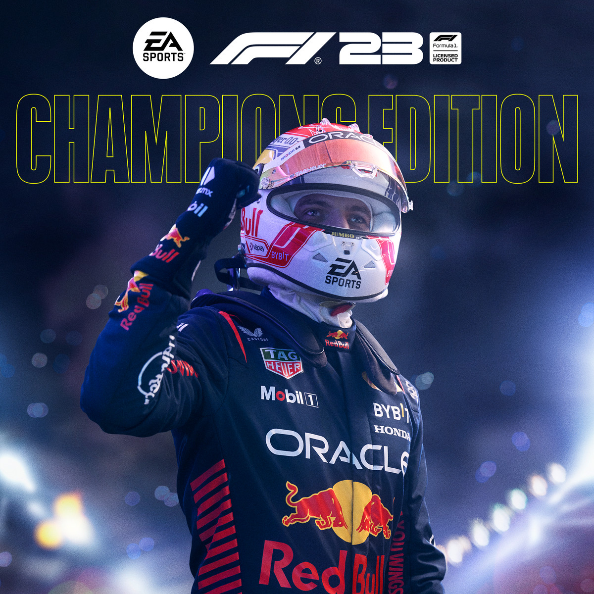 L'image de la couverture de l'édition Champions pour F1 23 ;  Max Verstappen portant sa combinaison de course officielle et son casque avec la visière relevée, célèbre avec une pompe à poing
