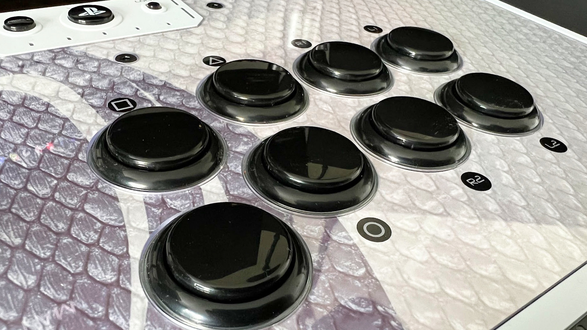Nacon Daija Arcade Stick review : Huit boutons noirs contrastent avec la plaque arrière blanche