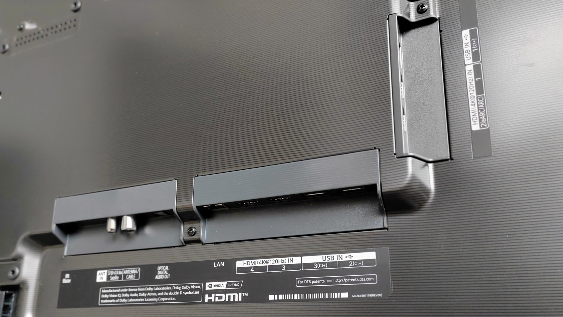 Image d'examen LG OLED G3 montrant les ports et entrées HDMI à l'arrière du téléviseur