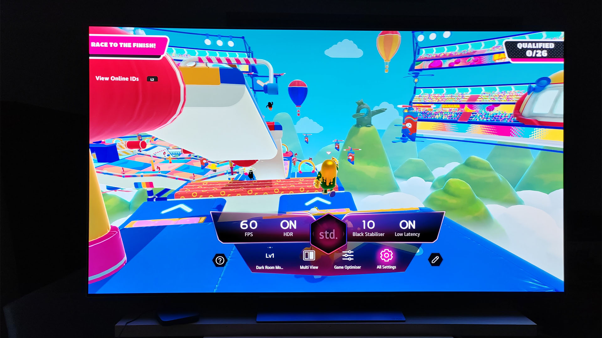 Interface utilisateur en jeu de LG OLED G3 montrant un résumé de ses fonctionnalités et paramètres de joueur - affiché sur un jeu de gars d'automne