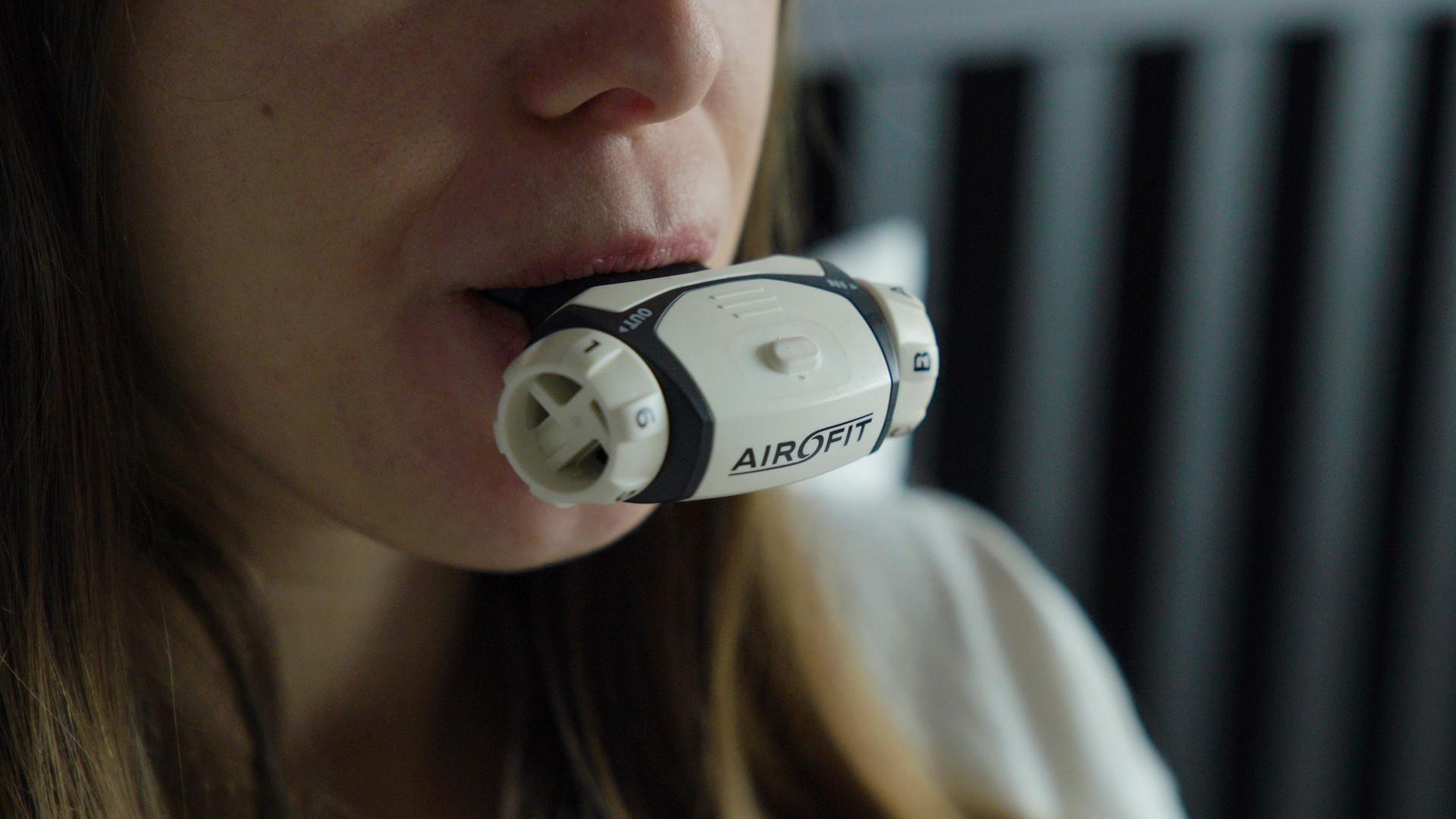 Femme testant son appareil Airofit RMT dans sa bouche