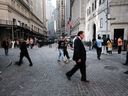 Les gens marchent le long de Wall Street près de la Bourse de New York.