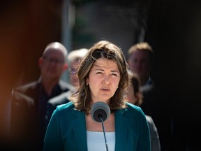 La première ministre de l'Alberta, Danielle Smith, prend la parole lors d'une conférence de presse marquant le début des élections provinciales de 2023 le 1er mai.