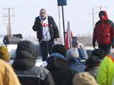 Le pasteur de Calgary Artur Pawlowski s'adresse aux manifestants près du blocus frontalier de Coutts le 3 février 2022.