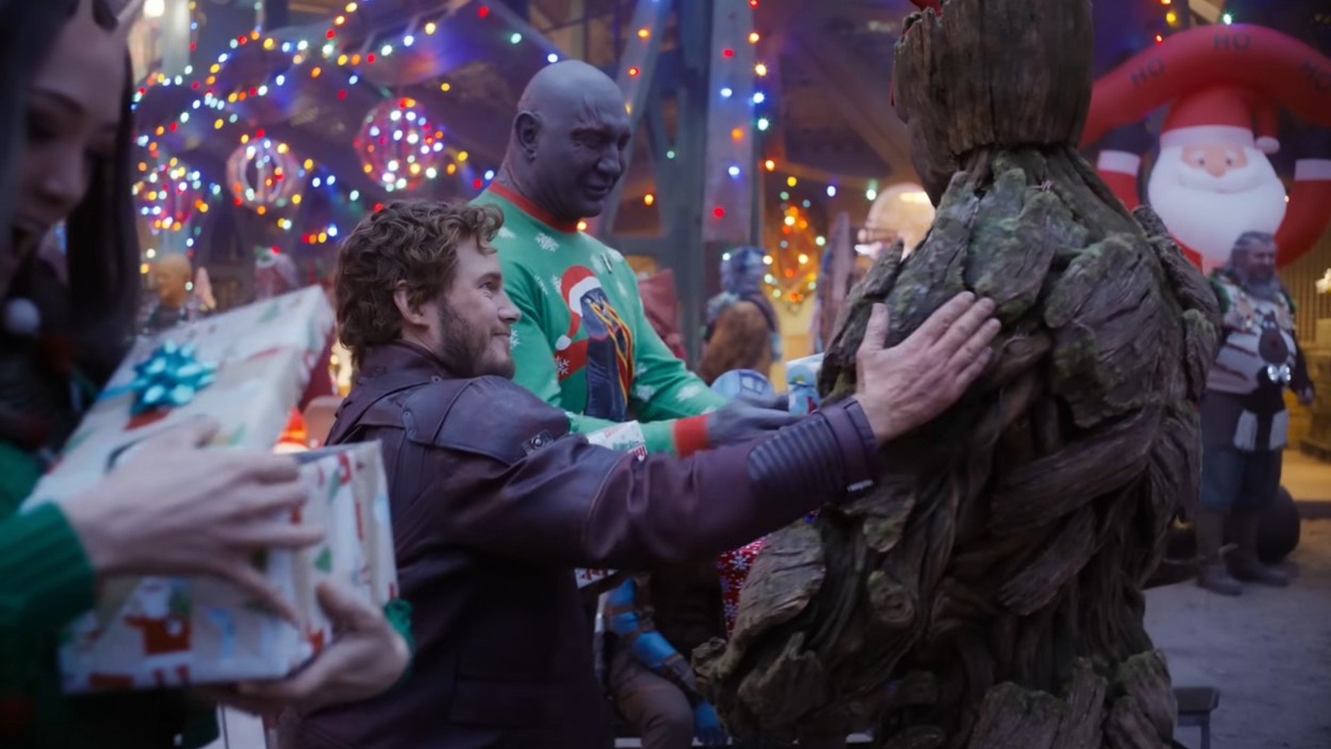 Chris Pratt comme Peter Quill et Dave Bautista comme Drax dans Les Gardiens de la Galaxie spécial vacances