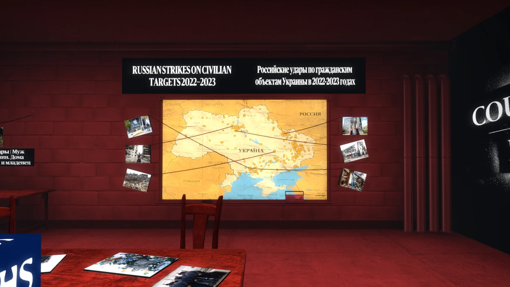 Capture d'écran d'un jeu vidéo d'un bunker aux teintes rouges avec une carte sur le mur opposé.  Un titre au-dessus de la carte indique : « Frappes russes contre des cibles civiles 2022-2023 ».