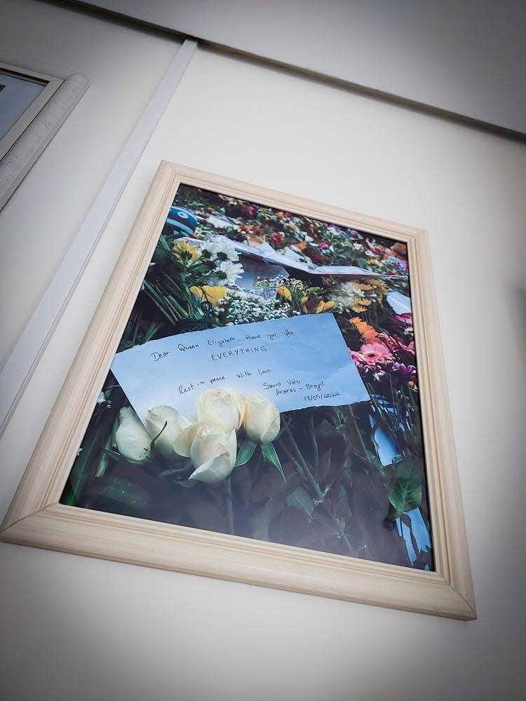 Une photo encadrée de la carte et de la fleur de M. Valei déposées à Hyde Park en septembre 2022 à la mémoire de la reine Elizabeth II (Savio Valei)