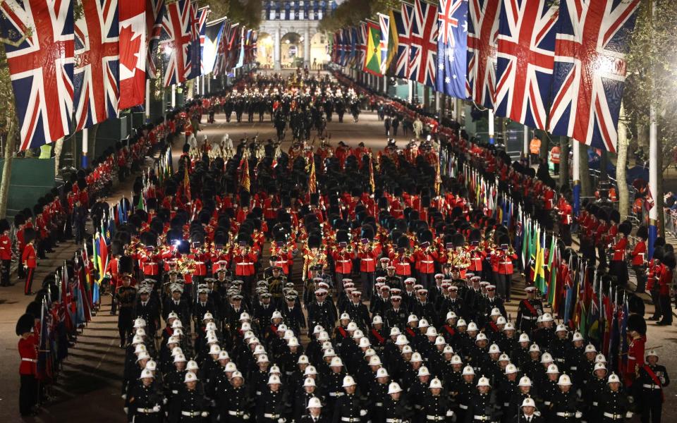 L'armée a organisé une répétition complète des processions vers et depuis le palais de Buckingham en pleine nuit - HENRY NICHOLLS/REUTERS