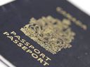 Une photo d'un passeport canadien à Ottawa, le 11 août 2010.