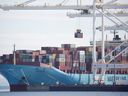 Un navire est déchargé à Vancouver.  Statistique Canada a signalé le 4 mai que la valeur des importations avait chuté de 2,9 % en mars par rapport à février, et de 5,9 % en volume.