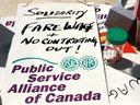 Le piquet de grève des grévistes de l'AFPC exige des salaires de passage le vendredi 28 avril à Victoria, en Colombie-Britannique