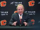 Le directeur général par intérim des Flames de Calgary, Don Maloney, s'adresse aux médias le lundi 1er mai 2023. L'équipe a annoncé qu'elle remplace Darryl Sutter au poste d'entraîneur-chef.
