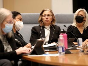 Donna Blackburn (au centre), conseillère scolaire du conseil scolaire du district d'Ottawa-Carleton.