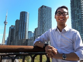 Kevin Vuong est photographié sur une photo d'archive prise sur le pont Bathurst surplombant Toronto le 28 septembre 2018 alors qu'il faisait campagne lors des élections municipales de Toronto pour le poste de conseiller municipal du quartier 10, Spadina-Fort York.