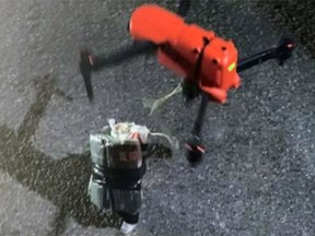 Un drone et des colis saisis par la police de Kingston près de l'établissement de Collins Bay dans le cadre d'une enquête de l'unité antidrogue en janvier 2022.