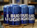 Des canettes de bière Bud Light sont vues à Washington, le jeudi 10 janvier 2019. 