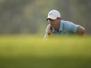 Rory McIlroy, d'Irlande du Nord, aligne un putt au 17e trou lors du premier tour du tournoi de golf Masters au Augusta National Golf Club à Augusta, en Géorgie, le jeudi 6 avril 2023.  