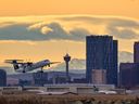 Un WestJet Q400 décolle de l'aéroport international de Calgary le jeudi 18 novembre 2021.