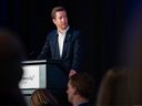 Alexis von Hoensbroech, PDG de WestJet, prend la parole lors d'un événement de la Chambre de commerce de Calgary le mercredi 12 avril.
