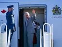 Le roi Charles III salue alors qu'il monte à bord d'un avion pour quitter Yellowknife pour retourner au Royaume-Uni en mai 2022. (Reuters)