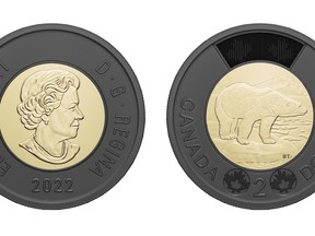Le toonie à anneaux noirs que la Monnaie royale canadienne a publié pour commémorer feu la reine Elizabeth est montré sur une photo à distribuer.  LA PRESSE CANADIENNE/HO-Monnaie royale canadienne **CRÉDIT OBLIGATOIRE**