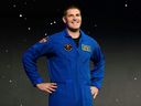 L'astronaute canadien Jeremy Hansen sourit après avoir été sélectionné pour la mission Artemis II lors d'une conférence de presse tenue par la NASA et l'ASC au champ Ellington du NASA Johnson Space Center à Houston, le 3 avril 2023.