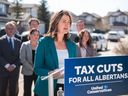 La première ministre de l'Alberta, Danielle Smith, annonce le début des élections provinciales de 2023 lors d'une conférence de presse devant une maison à Auburn Bay, dans le sud-est de Calgary, le lundi 1er mai 2023.