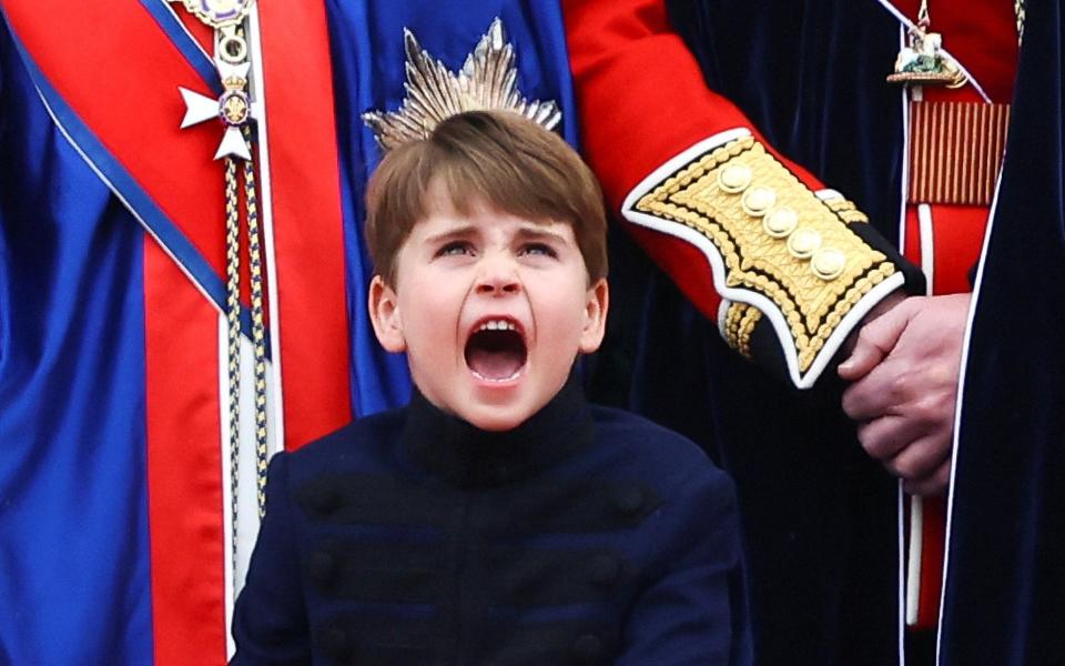 Le prince Louis se tient sur le balcon du palais de Buckingham - HANNAH MCKAY
