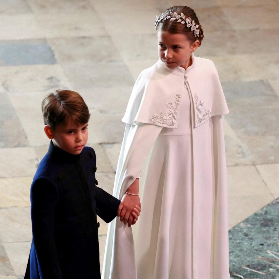 Le prince George et la princesse Charlotte se tiennent la main avant la cérémonie - PHIL NOBLE