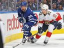 Gustav Forsling des Panthers de la Floride patine contre Auston Matthews des Maple Leafs de Toronto lors du deuxième match de la deuxième ronde des séries éliminatoires de la Coupe Stanley 2023 au Scotiabank Arena le 4 mai 2023 à Toronto, Ontario, Canada.