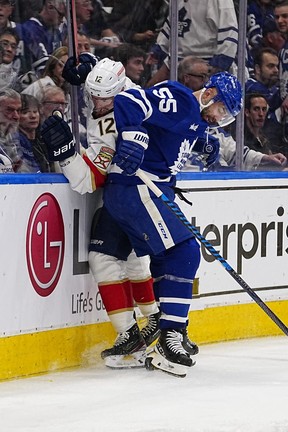 Le défenseur des Maple Leafs Mark Giordano épingle l'attaquant des Panthers de la Floride Eric Staal lors de la défaite de Toronto dans le match 2 jeudi au Scotiabank Arena.  John E. Sokolowski/USA AUJOURD'HUI Sports