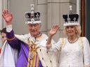 Le roi Charles III portant la couronne d'État impériale et la reine Camilla portant une version modifiée de la vague de la couronne de la reine Mary depuis le balcon du palais de Buckingham après avoir vu le survol de la Royal Air Force dans le centre de Londres le 6 mai 2023, après leurs couronnements.