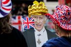 Un carton représentant le roi Charles III de Grande-Bretagne avec Union Jack est photographié le long du parcours de la procession sur The Mall, près du palais de Buckingham dans le centre de Londres, le 5 mai 2023, avant le week-end du couronnement.  (Photo par ODD ANDERSEN/AFP via Getty Images)