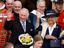 Le roi Charles et Camilla, reine consort, saluent alors qu'ils assistent au service du jeudi saint à York Minster, à York, en Grande-Bretagne, le 6 avril 2023.