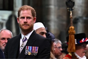 Le prince Harry, duc de Sussex, regarde le roi Charles III quitter l'abbaye de Westminster après les cérémonies de couronnement dans le centre de Londres le 6 mai 2023.