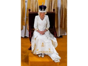 La reine Camilla reçoit la couronne de la reine Mary lors de sa cérémonie de couronnement à l'abbaye de Westminster, à Londres, le 6 mai 2023.