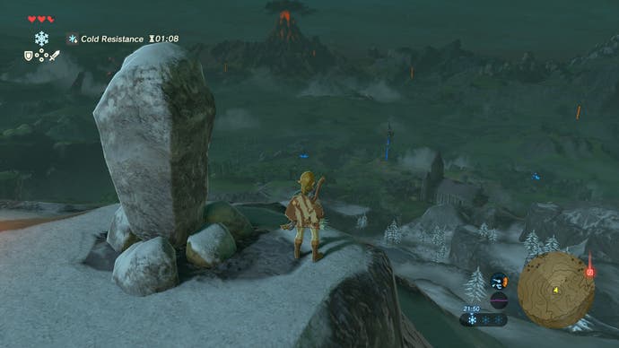 Une capture d'écran de The Legend of Zelda: Breath of the Wild, montrant Link regardant du haut d'une montagne la nuit