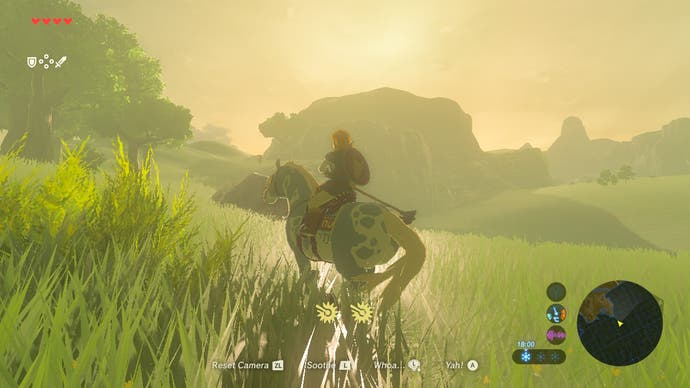 Une capture d'écran de The Legend of Zelda: Breath of the Wild, montrant Link chevauchant un cheval contre la lumière du soleil venant sur les collines