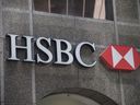 Le logo de la Banque HSBC Canada est visible sur King St. West à Toronto.