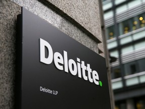 Une enseigne Deloitte sur les bureaux de la société à Londres.